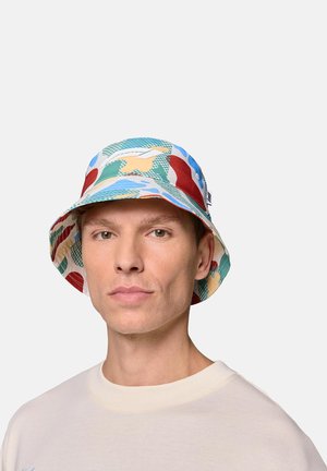 Kolorowy kapelusz typu bucket z zabawnym abstrakcyjnym wzorem w odcieniach niebieskiego, czerwonego i zielonego, wykonany z lekkiego materiału o miękkiej teksturze.