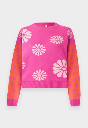 Rosa gestrickter Pullover mit weißen Blumenmustern am Körper und orangefarbenen gemusterten Ärmeln. Gerippter Halsausschnitt und Saum.