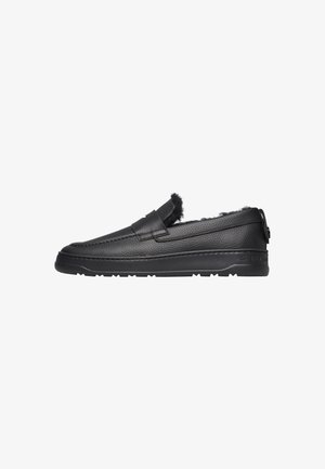 Černé kožené slip-on boty s chlupatou podšívkou, gumovou podrážkou a nízkým podpatkem, navržené pro volnočasové nošení.