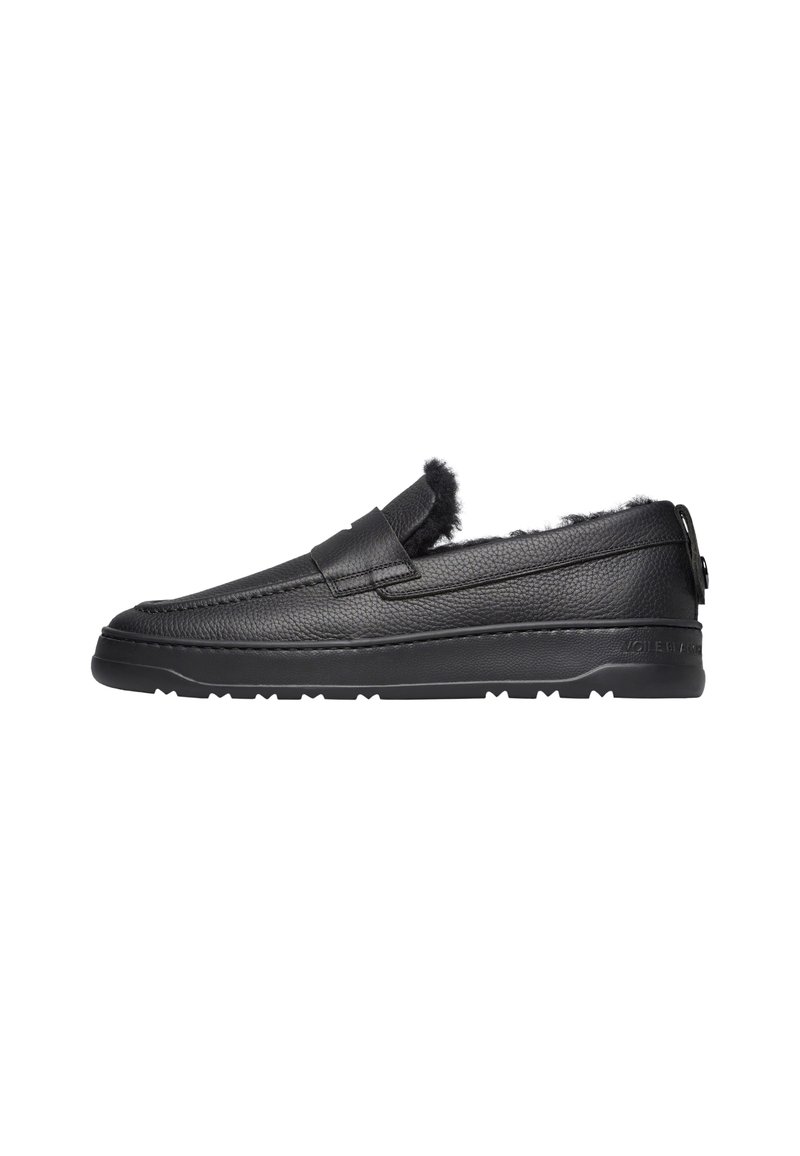 Mocassino in pelle nera con fodera in pelliccia, suola in gomma e tacco basso, progettato per un uso casual.