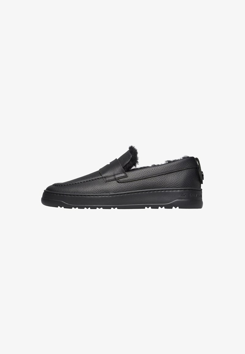 Černé kožené slip-on boty s chlupatou podšívkou, gumovou podrážkou a nízkým podpatkem, navržené pro volnočasové nošení.