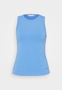 Ribbad, ärmlös topp i ljusblått. Har en rund halsringning och diskret logotyp vid nederkanten, tillverkad av ett mjukt, stretchigt material.