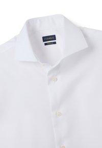 Witte button-up shirt met een klassieke kraag, gemaakt van een gladde, textuurstof en met een subtiel merkembleem nabij de kraag.