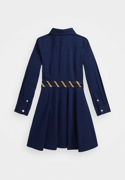 Robe marine avec un col, des manches longues et une jupe évasée. Présente une ceinture à rayures colorées accentuant la taille.