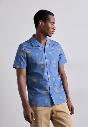 Kurzärmliges Hemd in Hellblau mit goldenem Blumenmuster und spitzem Kragen, aus leichtem Stoff gefertigt.