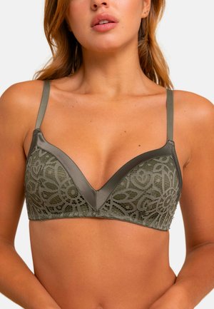Bralette triangulaire en dentelle verte olive avec une bande satinée lisse, ornée de motifs floraux intricats et de bretelles ajustables.