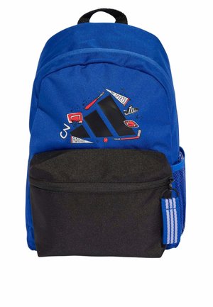 Mochila azul y negra con logo de Adidas con tema deportivo, bolsillo frontal con cremallera, bolsillo lateral de malla y asa superior.