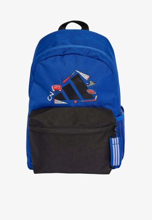 Mochila azul y negra con logo de Adidas con tema deportivo, bolsillo frontal con cremallera, bolsillo lateral de malla y asa superior.