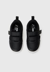 Une paire de baskets noires Puma pour tout-petits avec des semelles blanches et deux bandes velcro sur fond blanc uni.