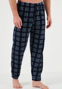 Fleece pyjamasbukser med et navyblåt, hvidt og burgunderternet mønster. Elastisk talje og en afslappet pasform med lige ben.