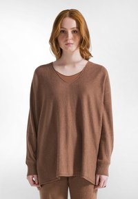 Brauner, oversized V-Ausschnitt-Pullover mit langen Ärmeln und lockerem Schnitt, gefertigt aus weichem Stoff, mit strukturiertem Finish und seitlichen Schlitzen.