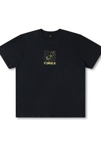 Camiseta de algodón negra con un diseño gráfico dorado que incluye un cohete y estrellas. Manga corta, cuello redondo, corte relajado y tejido duradero.