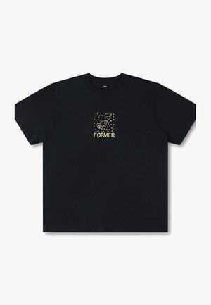 Svart bomullströja med guldgrafikdesign som föreställer en raket och stjärnor. Kortsleeves, rund halsringning, avslappnad passform och slitstarkt tyg.