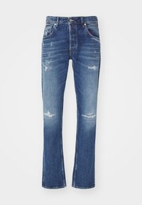 Jeans de mezclilla azul con un diseño de pierna recta, que presentan detalles desgastados, un ligero desvanecimiento y un cierre de botones. Acentos rojos en los bolsillos.