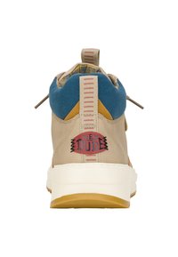 Brązowo-niebieski sneaker na wysokiej podeszwie z teksturowanym wykończeniem, pomarańczowymi akcentami i wyraźnym czerwonym logo "HEY DUDE" z tyłu. Gruba biała podeszwa.