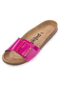 Rosa glidsandal med en glänsande lackrem med spänne, korkfotbädd och vit lätt sula. Texturerad innersula.
