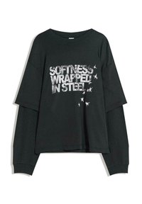 Fekete, hosszú ujjú póló, laza szabással, amelyen a "PUHASÁG ACÉLBAN" feliratú, kiemelkedő fehér grafika és csillagok találhatók. A ujjakon bordázott textúra.