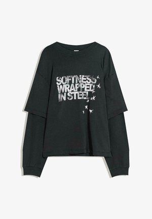 Sort langærmet top med en afslappet pasform, der har et fremtrædende hvidt tekstgrafik "SOFTNESS WRAPPED IN STEEL" og stjerner. Ribbet tekstur på ærmerne.