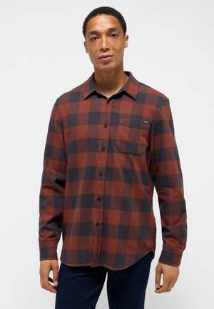 Rød og sort ternet flannel skjorte med knap-Down krave, lange ærmer og en brystlomme. Blød tekstur og buet kant.
