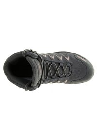 Chaussure de randonnée noire avec une tige en mesh, des accents texturés et des détails réfléchissants. Présente un col rembourré et un laçage traditionnel.