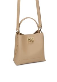 Sac à main synthétique beige avec une forme structurée, double poignées, bandoulière ajustable et un détail de verrou en ton doré à l'avant.