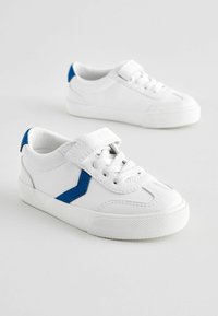 Baskets blanches avec une surface texturée, des accents bleus sur le côté et des semelles en caoutchouc blanches. Les caractéristiques incluent une sangle en Velcro et des lacets.