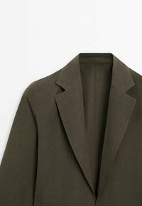 Olijfgroene blazer met een reverskraag, eennelgsluitend ontwerp, lineaire textuur en minimalistische details; lichtgewicht materiaal.