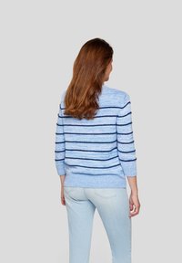 Blau gestreifter Pullover mit langen Ärmeln und lockerer Passform, ausgestattet mit horizontalen dunkelblauen Streifen, aus weichem Strickmaterial.