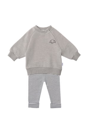 Grau sweatshirt mit einem Croissant-Graphic, kombiniert mit marineblauen und weißen gestreiften Leggings. Weiches Material, lässiges Design und elastische Bündchen.