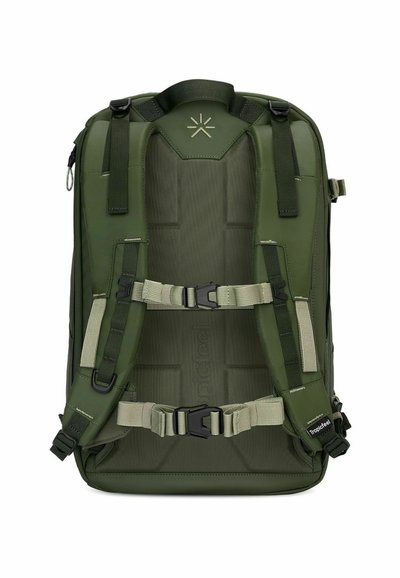 Sac à dos vert au design structuré, doté de bretelles réglables, de bretelles claires contrastantes et d'un tissu texturé. Accents matériels notables inclus.