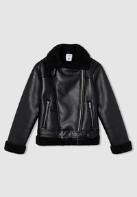 Giacca di pelle nera con colletto e polsini in shearling, dotata di una vita con cintura e due tasche anteriori con zip. Texture liscia, design croppato.