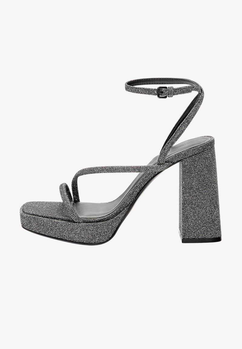 Sandales à plateforme grises pailletées avec un talon bloc, une fine bride à la cheville et un design avant en forme de V. Finition texturée avec une semelle lisse.