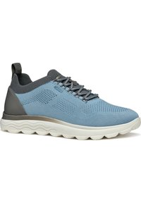 Scarpa sportiva azzurro chiaro con tomaia in rete testurizzata, dettagli grigi e una robusta suola in gomma bianca con un motivo a onde.