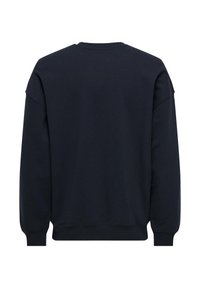 Tengerészkék pulóver, kerek nyakkivágással, esett vállakkal és bordázott mandzsettával. Puha, texturált anyagból készült, laza illeszkedéssel.