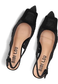 Scarpe nere con punta a punta in tessuto intrecciato e dettaglio quadrato. Cinturino con fibbia regolabile. Sottopiede liscio beige con il marchio "Bibi Lou".