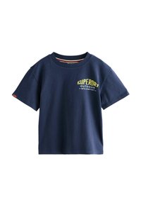 Marinblå bomullströja med kort ärm, prydd med en gul "SUPERDRY OUTDOOR"-logotyp på framsidan och en ribbad rund halsringning.