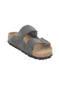 Sandale en suède gris avec deux larges sangles, boucle métallique réglable, semelle en liège et semelle en caoutchouc noir texturé.