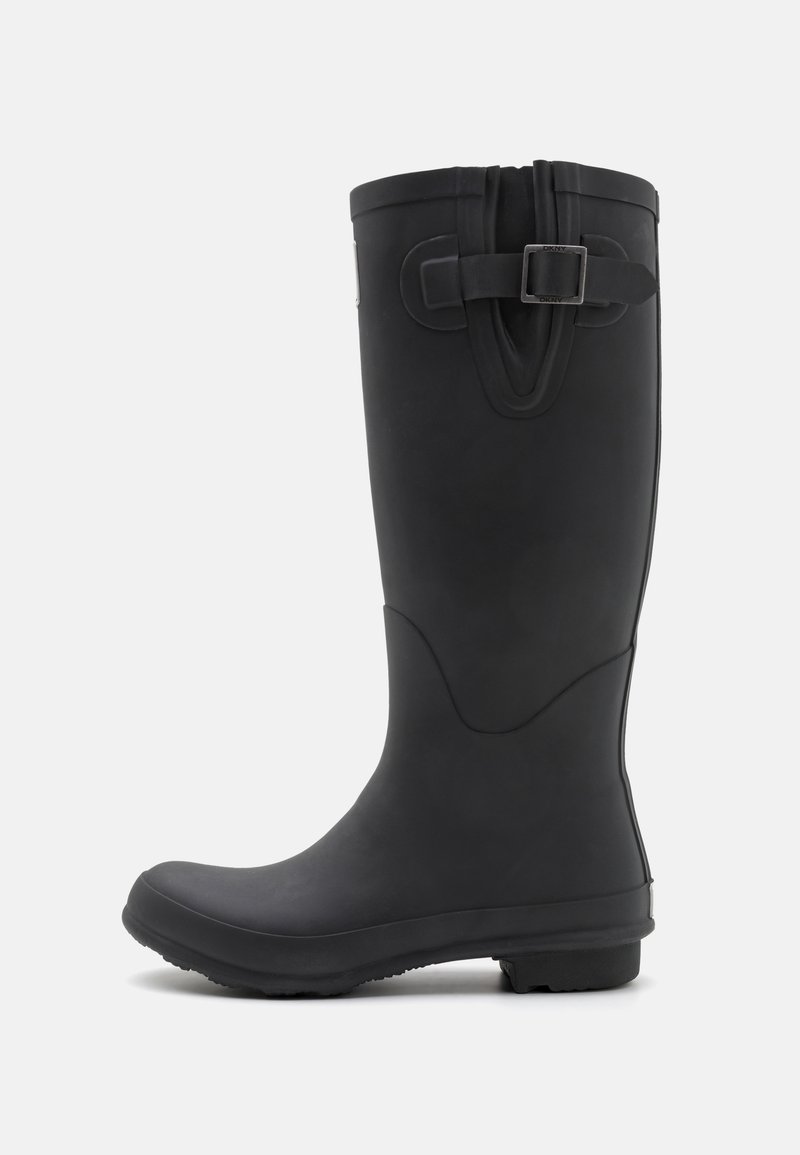 Botte en caoutchouc noire montante avec un bout arrondi, détail de boucle ajustable au mollet, et semelle texturée pour une meilleure adhérence. Fini mat lisse.