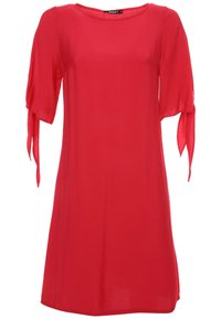 Robe rouge mi-genoux avec encolure ronde et manches longueur coude nouées avec de fins rubans en tissu.