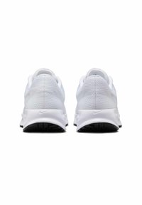 Scarpe sportive bianche con tomaia in rete, colletto imbottito e suola in gomma nera. Presentano un design minimalista e un logo Nike discreto sul tallone.