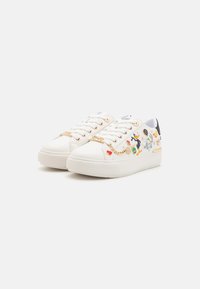 White casual shoes with a smooth texture, decorated with colorful prints and a gold chain accent. Rounded toe and rubber sole.