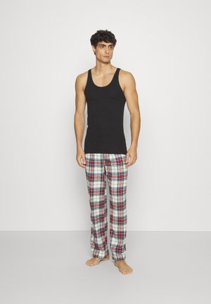 Schwarzes Tanktop und karierte Pyjamahosen in Weiß, Rot und Blau. Die Hosen haben einen elastischen Bund und ein gerades Bein-Design.