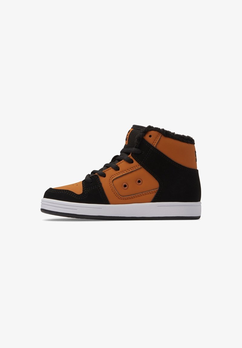 High-Top-Sneaker mit schwarzen und orangefarbenen Paneelen, schwarzen Schnürsenkeln, weißer Sohle und schwarzem Fellfutter am Knöchelkragen.