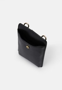 Portofel din piele neagră cu o textură netedă, având un buzunar frontal, accesorii din aur și două accentuări cu inele pentru atașare.