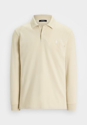 Beige langermet polo skjorte med krage, to knapper, ribbede mansjetter og liten hvit brodert logo på venstre bryst.