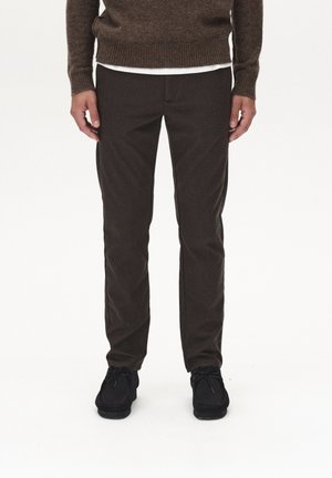 Paul Domo - Chino - dk brown
