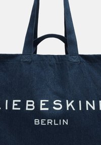 Dunkelblaue Canvas-Totetasche mit dem weißen Aufdruck "LIEBESKIND BERLIN." Breite doppelte Henkel; glatte Textur und verstärkte Nähte.