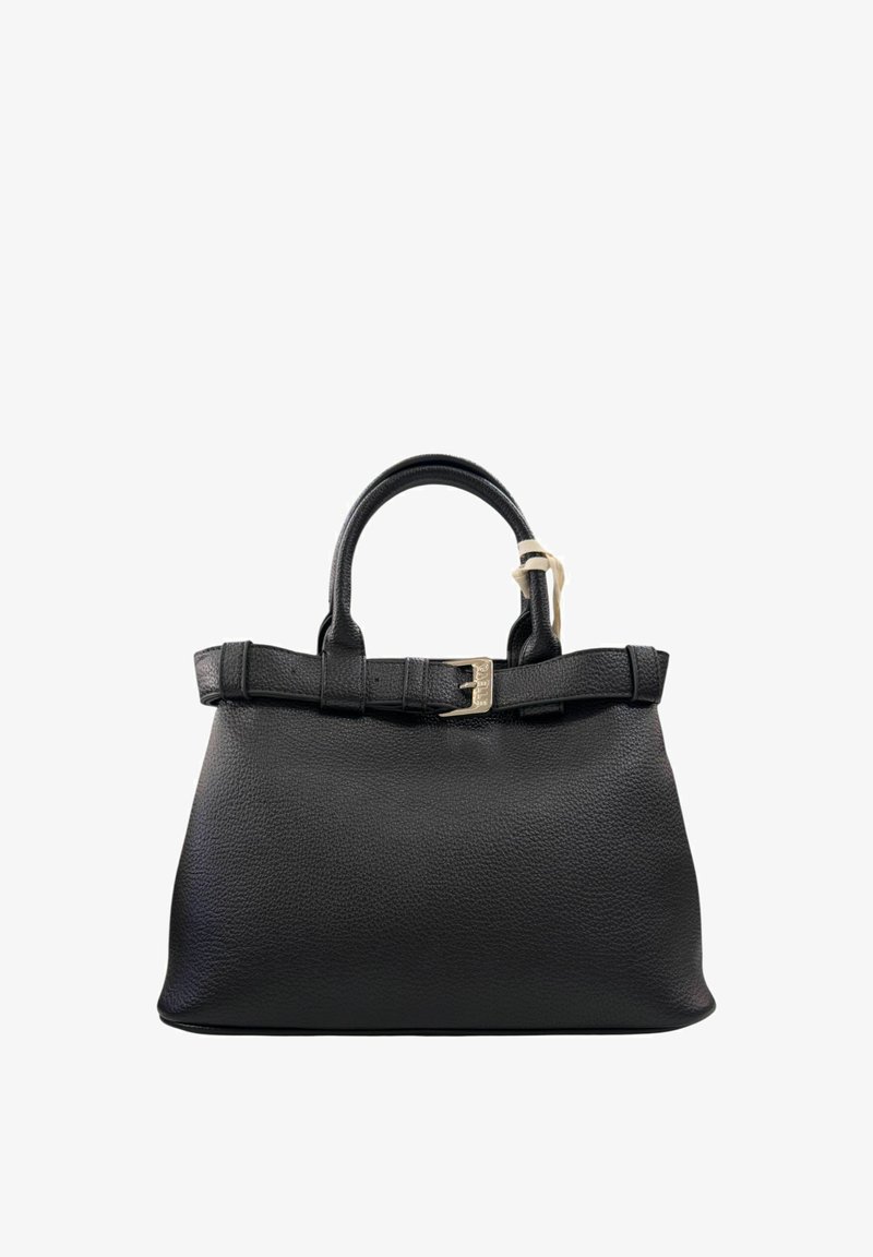 Borsa a mano nera in pelle con design strutturato, superficie testurizzata, manici superiori e una fascia decorativa con fibbia.