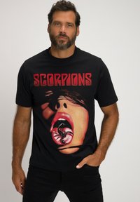 Černé bavlněné tričko s potiskem ženských úst se štírem na jazyku, doplněné červeným nápisem "SCORPIONS".