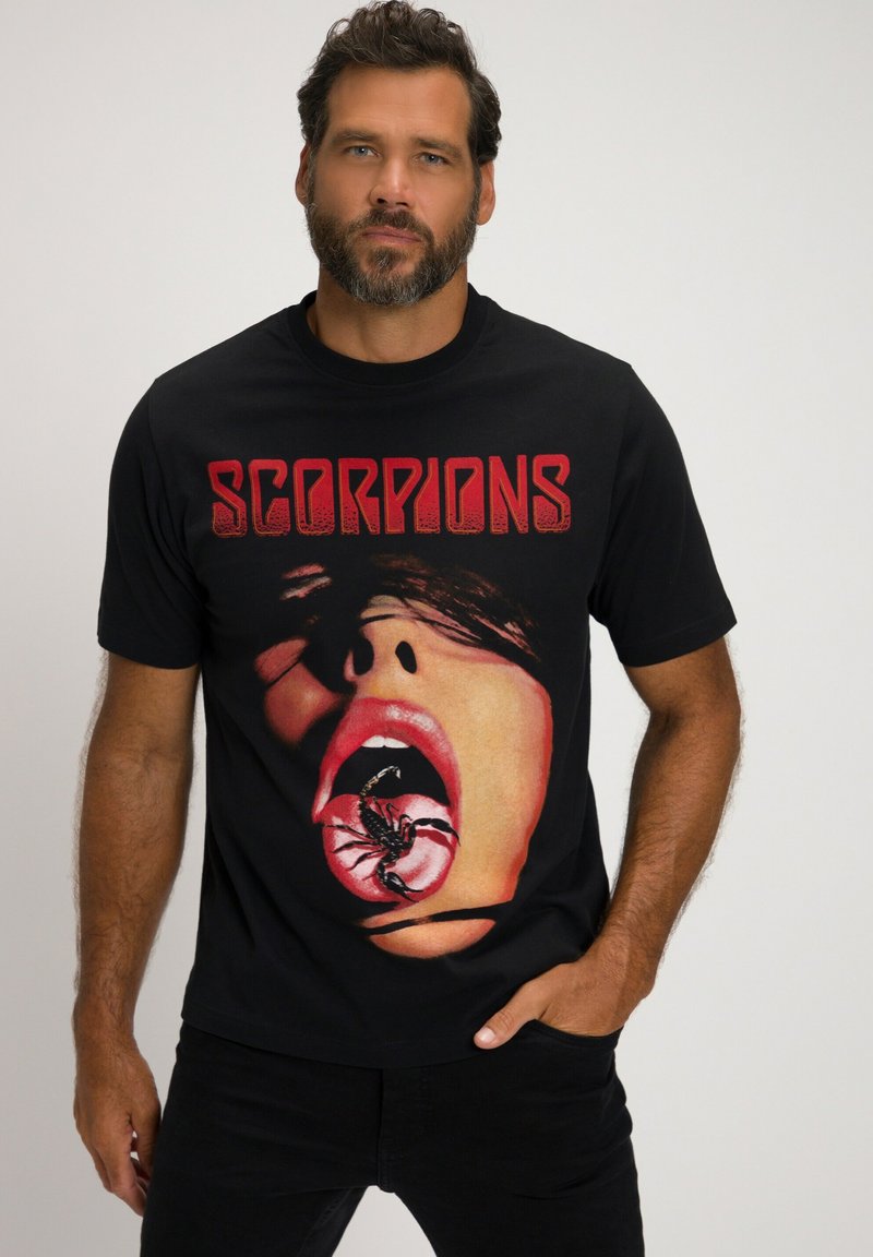 Černé bavlněné tričko s potiskem ženských úst se štírem na jazyku, doplněné červeným nápisem "SCORPIONS".